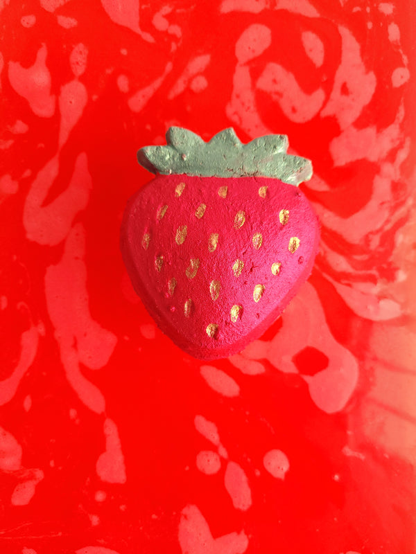 J't'aime la fraise effervescent bath bomb │Efferv'essence