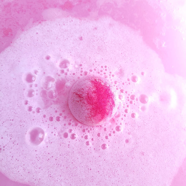 Strawberry Milkshake effervescent bath bomb │Efferv'essence - Efferv'essence
